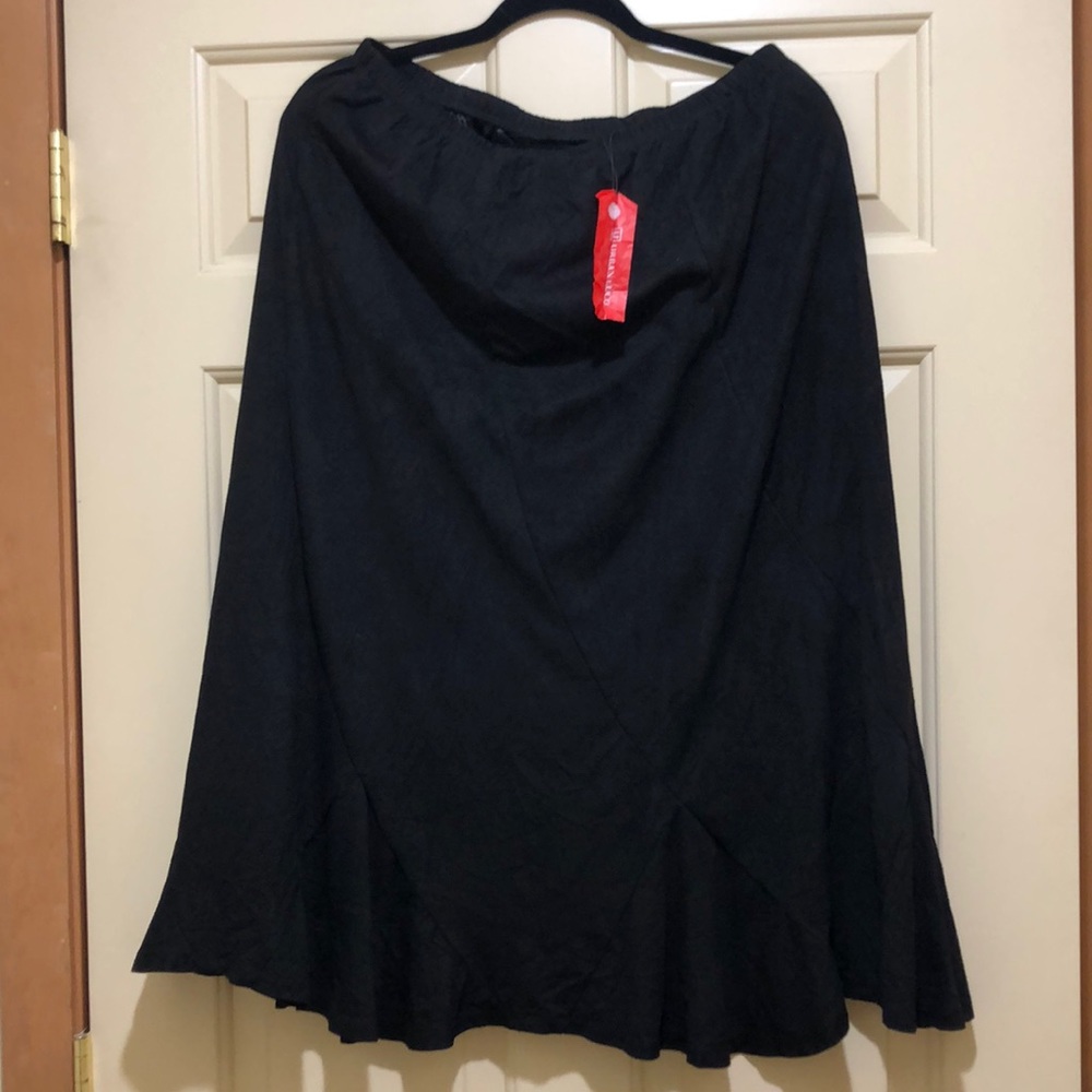 Black lined midi skirt. Curved seams.